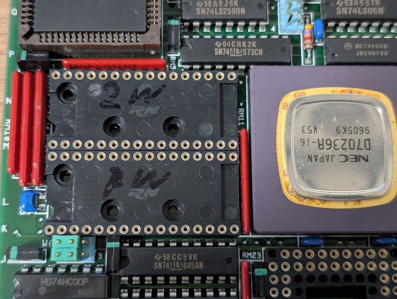 ROMソケットと思われるICソケット