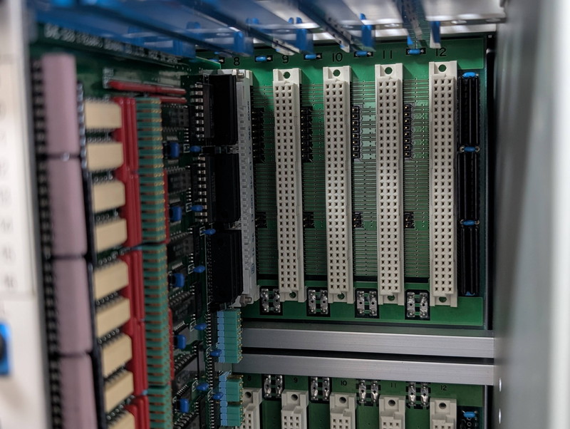 バックプレーンボード