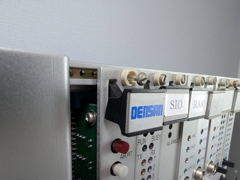 緩めたボード固定ねじ