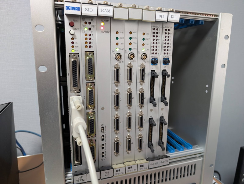 電源を投入したVMEシステム