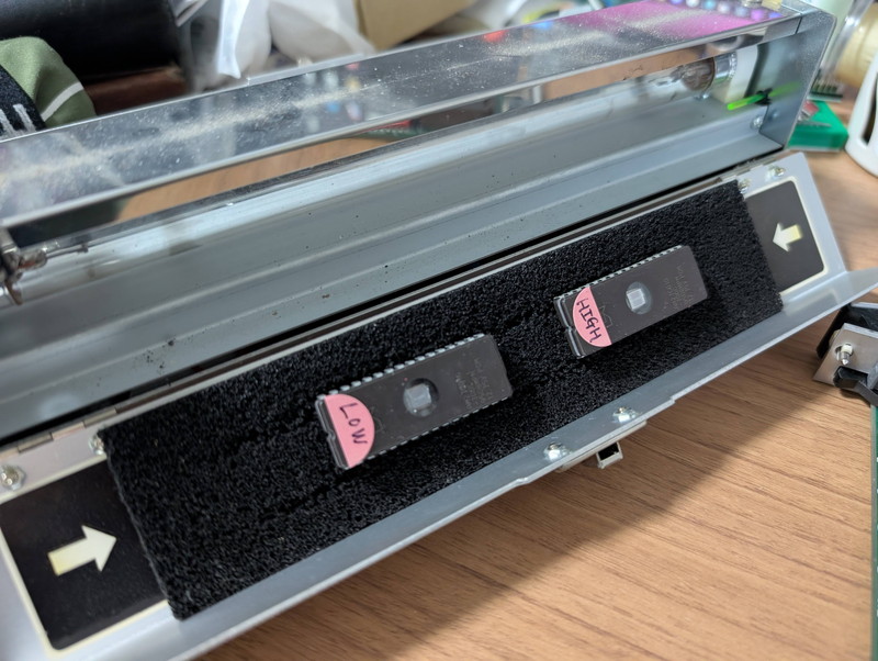 ROMイレーサーにセットされたモニタROM