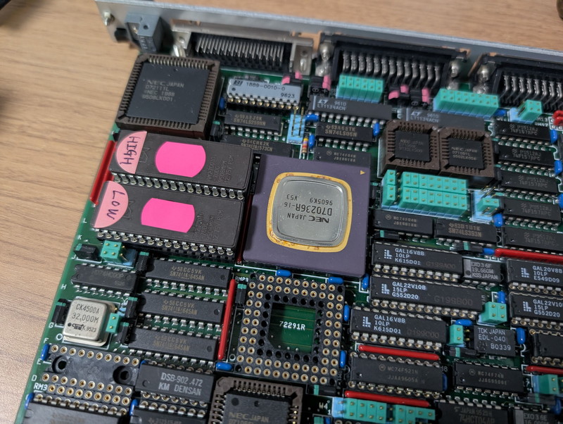 モニタROM書き換えのため取り外したV53 CPUボード