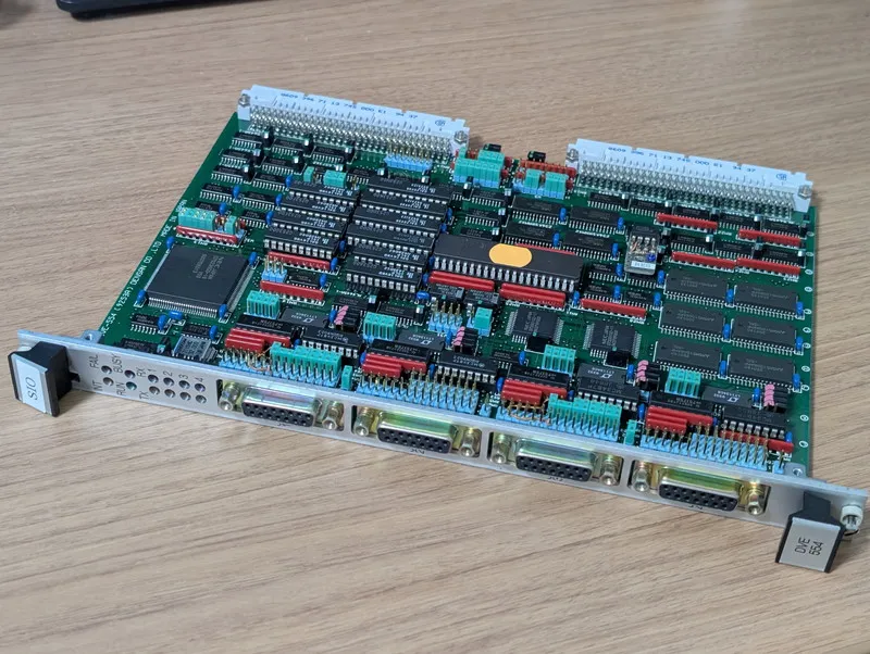 4つのシリアルコネクタ