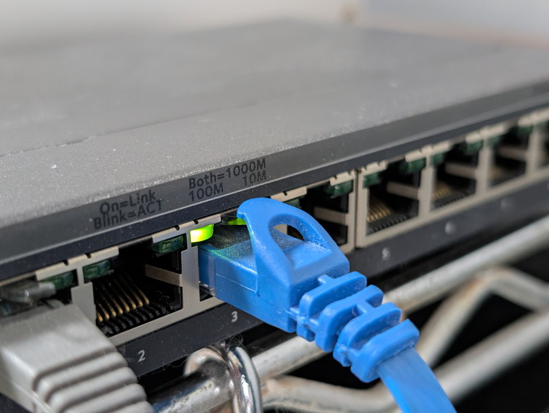 100MのLEDが点灯したHUB