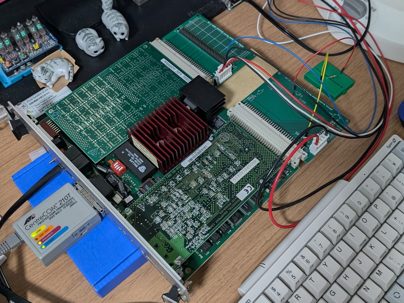 机に平置きで稼働中のDEC AXPvme230