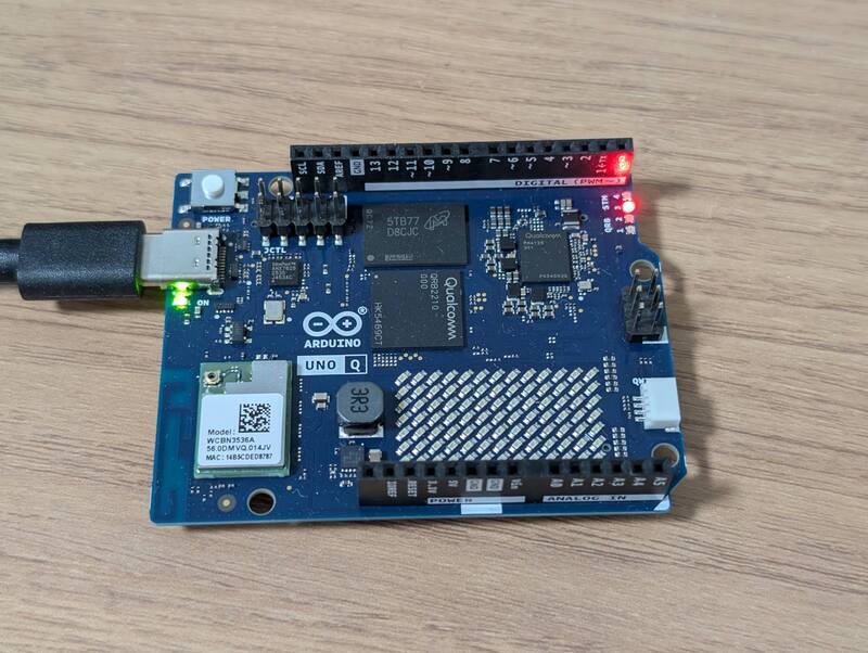 LチカしているArduino Uno Q