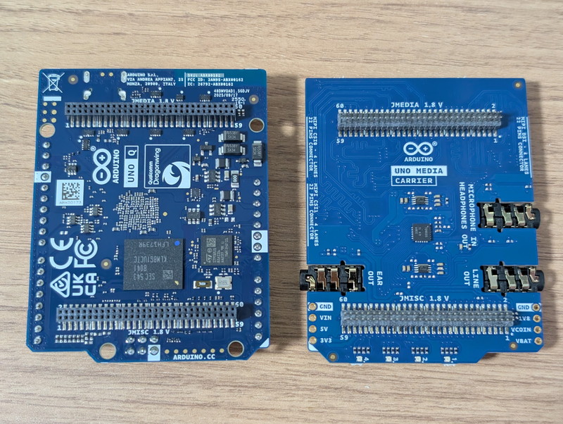 Uno Q（左側）とメディアキャリアボード（右側）のコネクタ