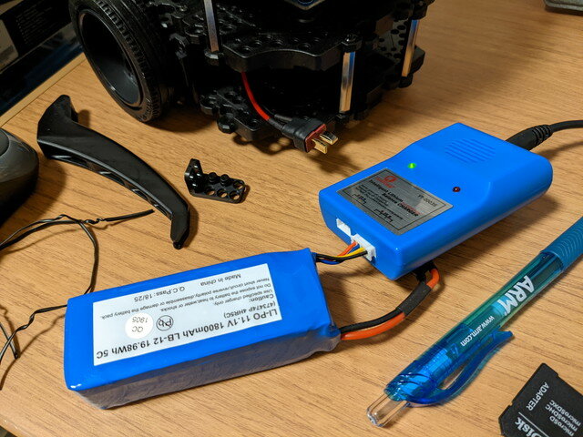 turtlebot3_burger_battery_charge2.jpg